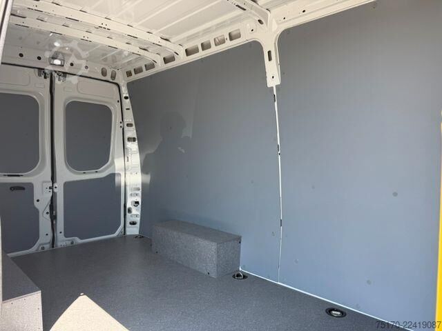 High-roof van Iveco Daily 35S18HA8 V Kastenwagen *R 3.520*AHK*