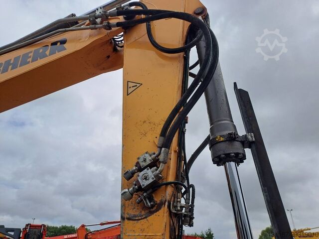 Crawler excavator Liebherr R 946