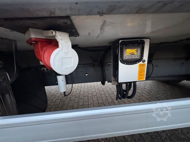 Refrigerated truck DAF LF 16.260 Tiefkühlkoffer mit Ladebordwand