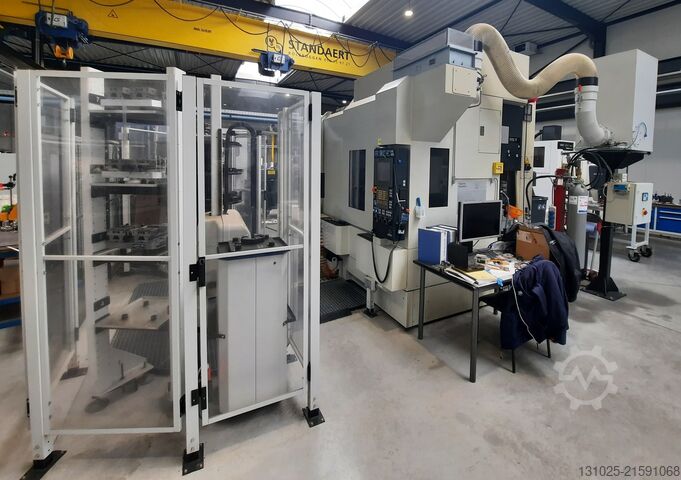 Vertikales Bearbeitungszentrum MAKINO V56-5XB + 3R System robot cell
