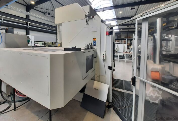 Vertikales Bearbeitungszentrum MAKINO V56-5XB + 3R System robot cell