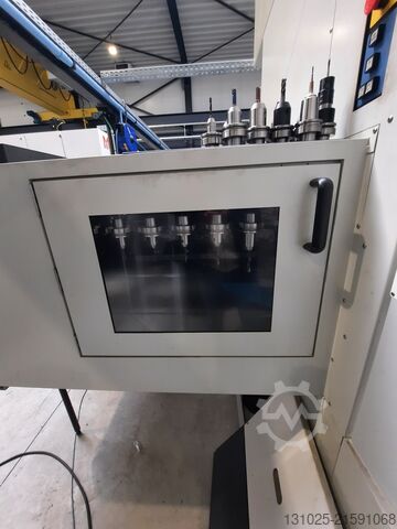 Vertikales Bearbeitungszentrum MAKINO V56-5XB + 3R System robot cell