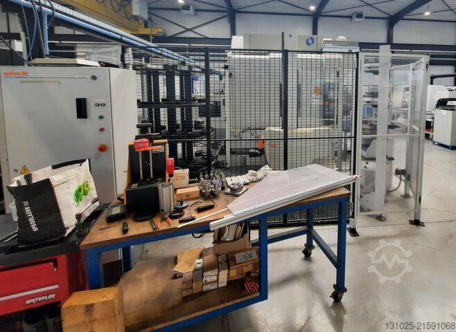 Vertikales Bearbeitungszentrum MAKINO V56-5XB + 3R System robot cell