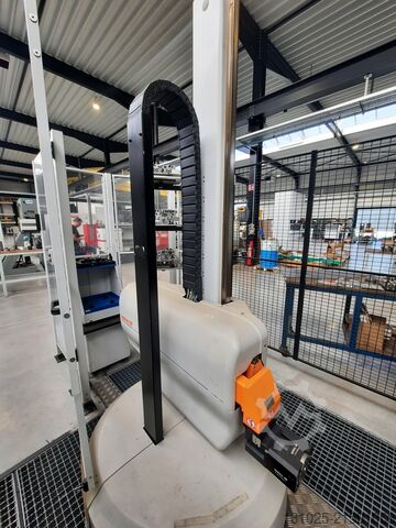 Vertikales Bearbeitungszentrum MAKINO V56-5XB + 3R System robot cell