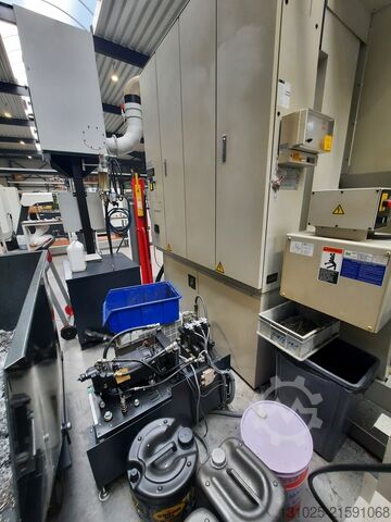 Vertikales Bearbeitungszentrum MAKINO V56-5XB + 3R System robot cell