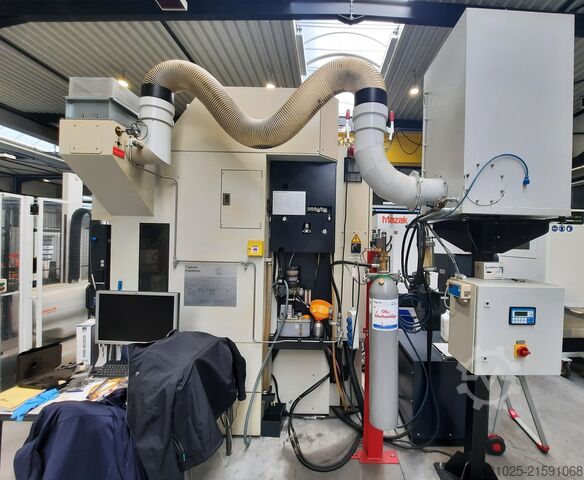 Vertikales Bearbeitungszentrum MAKINO V56-5XB + 3R System robot cell