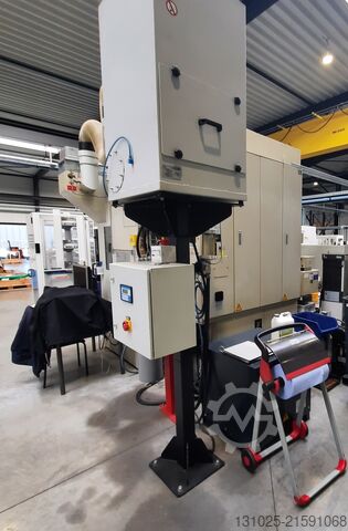 Vertikales Bearbeitungszentrum MAKINO V56-5XB + 3R System robot cell