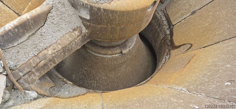 Mobile cone crusher on tracks Sandvik QH331