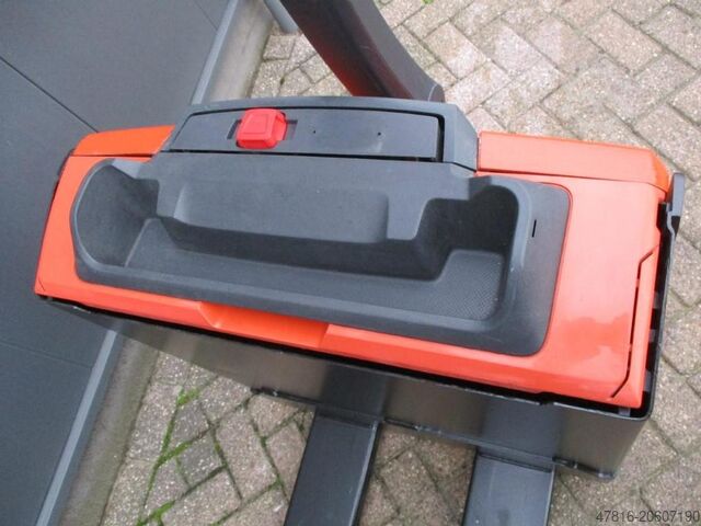 Pallet truck TOYOTA LWE 140