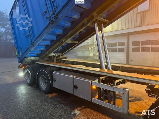 Portal arm system Istrail hook trailer with tipper