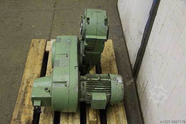 Adjustable gear motor 4 kW 7.4-42.3 rpm Lenze 275-HD-283-112-4