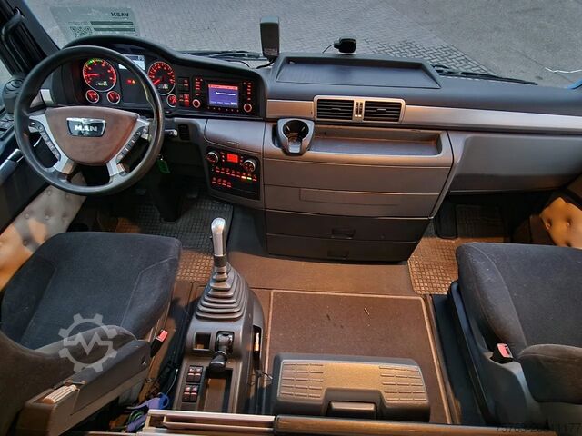 Viehtransport MAN TGX 26.440 6x2*4 - 3 deck Livestock - Water & V...