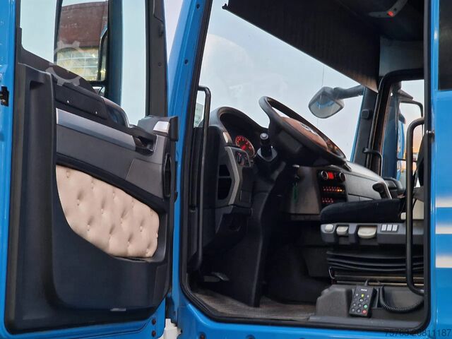 Viehtransport MAN TGX 26.440 6x2*4 - 3 deck Livestock - Water & V...