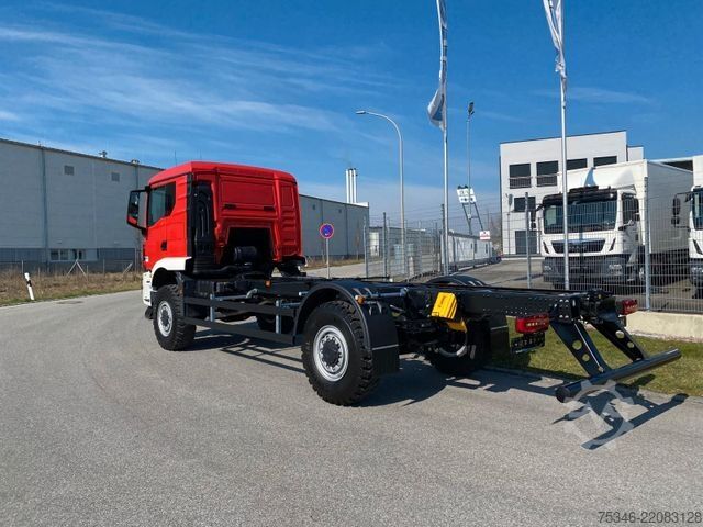 Special purpose truck MAN TGM 18.250 4x4 BB/Fahrgestell/3-Sitze/Neu