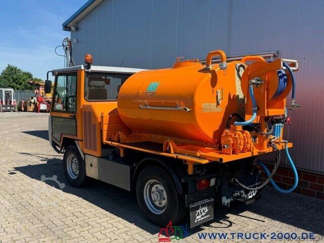 Transporter mit Kipper Multicar Boki HY1251B Bewässerung Grünflächen-Pflanzen