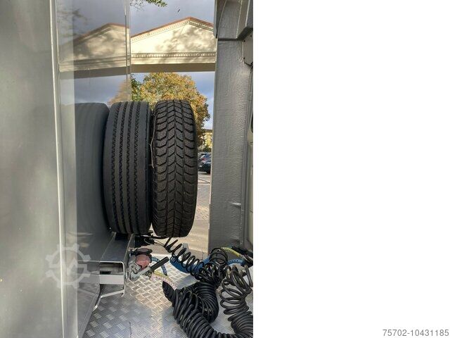 Livestock semitrailer Blomenröhr / Niehoff 4-5 Pferde und Wohnung