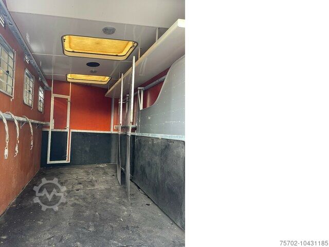 Livestock semitrailer Blomenröhr / Niehoff 4-5 Pferde und Wohnung
