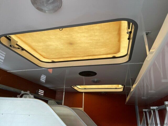 Livestock semitrailer Blomenröhr / Niehoff 4-5 Pferde und Wohnung