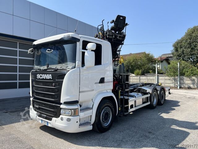 Hooklift truck with crane SCANIA G490