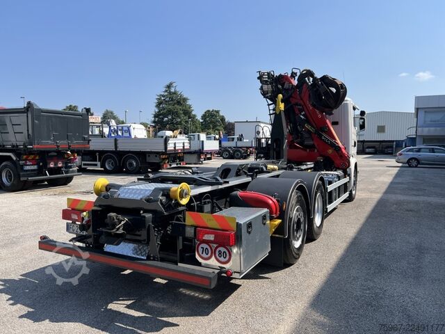 Hooklift truck with crane SCANIA G490