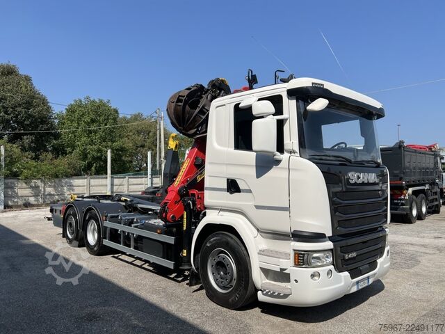 Hooklift truck with crane SCANIA G490