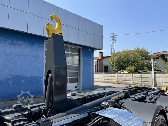 Hooklift truck with crane SCANIA G490