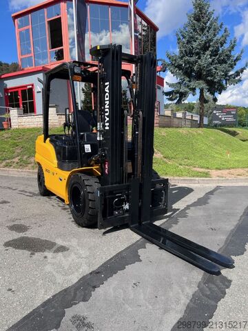 Diesel Forklift Hyundai 30D-9V