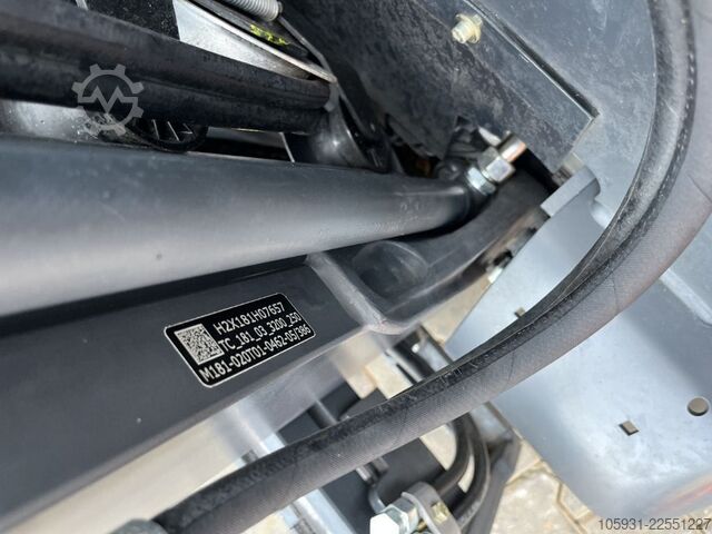 Electric 3-wheel forklift Linde E12-02