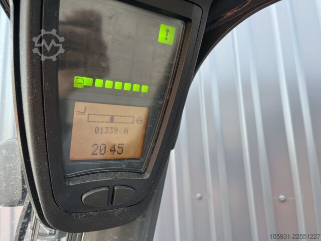 Electric 3-wheel forklift Linde E12-02