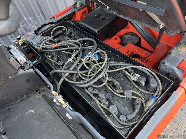 Electric 3-wheel forklift Linde E12-02