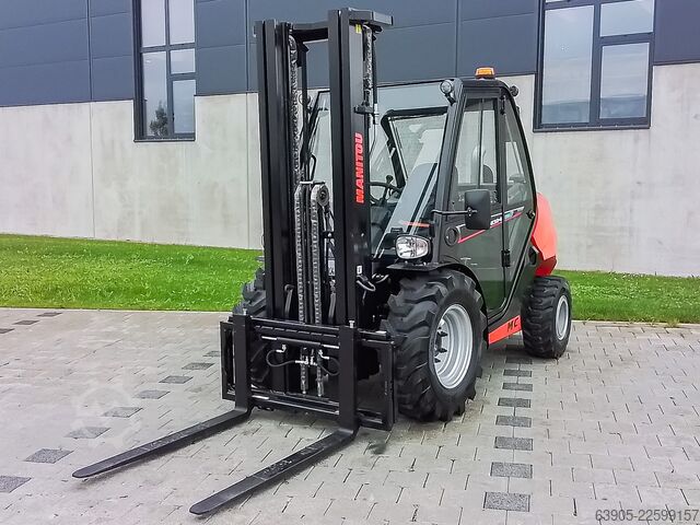 All-terrain forklift Manitou MC 30-4
