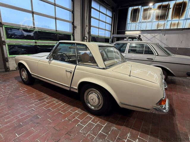 Vintage vehicle Mercedes-Benz 230 SL Pagode W113