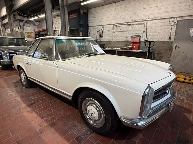 Vintage vehicle Mercedes-Benz 230 SL Pagode W113