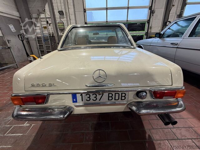 Vintage vehicle Mercedes-Benz 230 SL Pagode W113