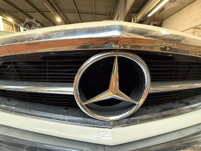 Vintage vehicle Mercedes-Benz 230 SL Pagode W113