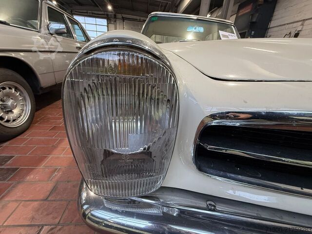Vintage vehicle Mercedes-Benz 230 SL Pagode W113