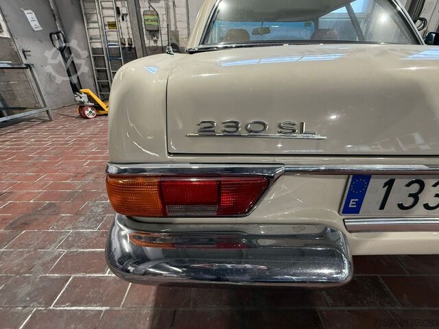 Vintage vehicle Mercedes-Benz 230 SL Pagode W113