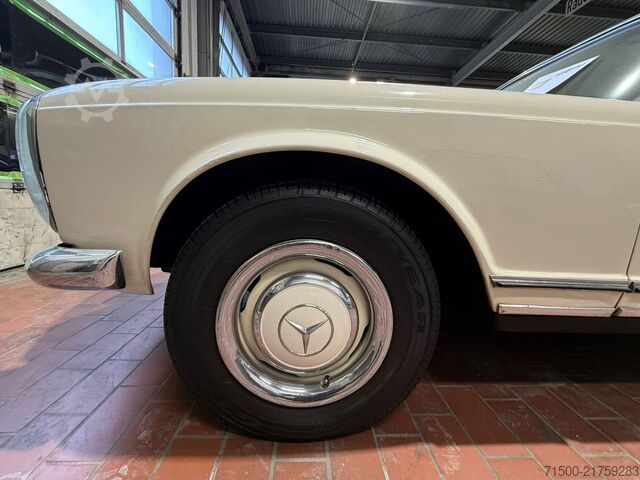 Vintage vehicle Mercedes-Benz 230 SL Pagode W113