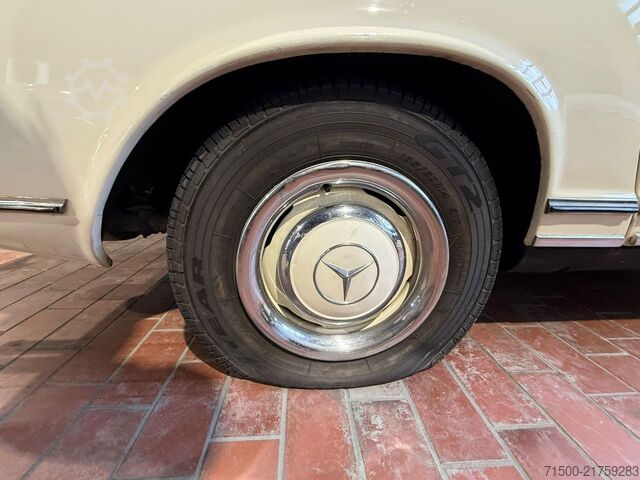 Vintage vehicle Mercedes-Benz 230 SL Pagode W113