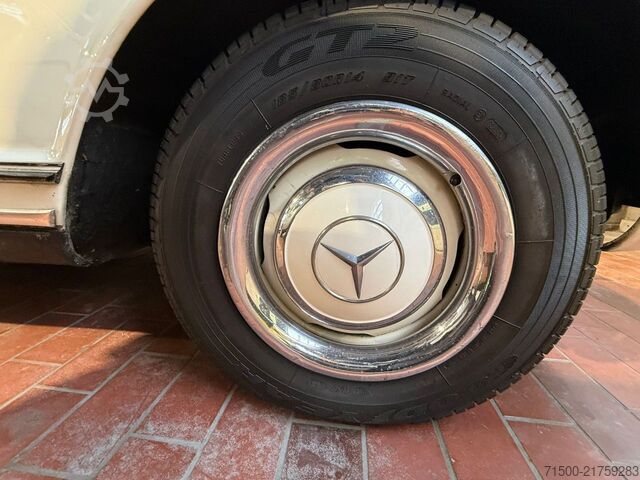Vintage vehicle Mercedes-Benz 230 SL Pagode W113