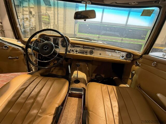 Vintage vehicle Mercedes-Benz 230 SL Pagode W113