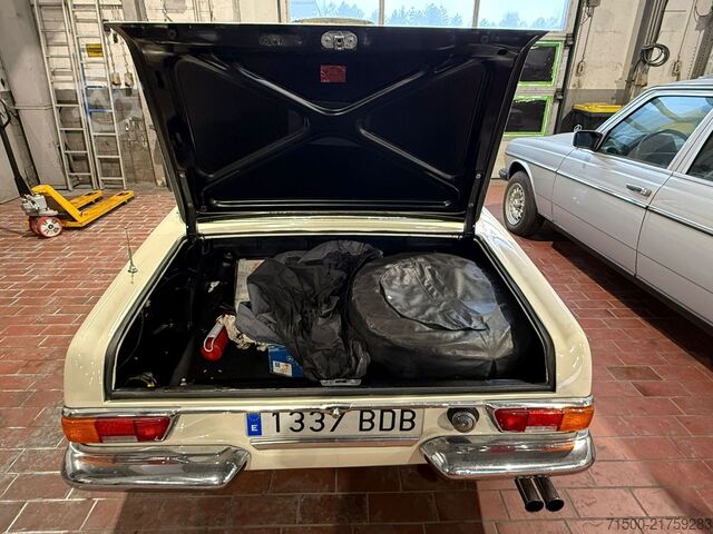 Vintage vehicle Mercedes-Benz 230 SL Pagode W113