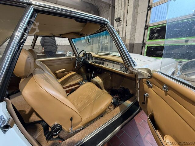 Vintage vehicle Mercedes-Benz 230 SL Pagode W113