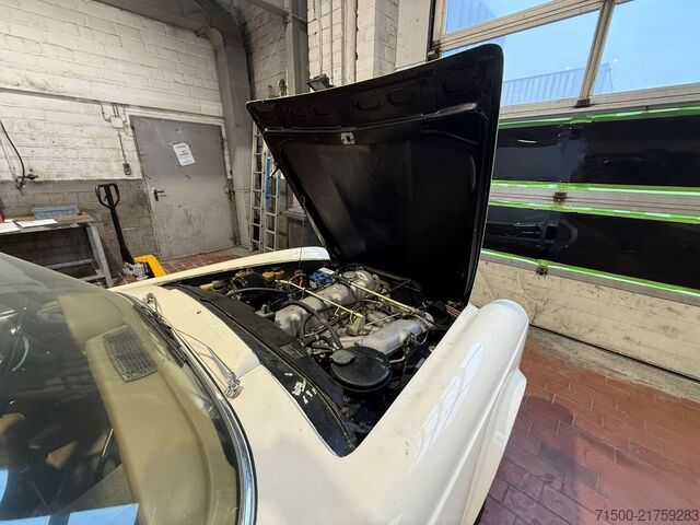 Vintage vehicle Mercedes-Benz 230 SL Pagode W113