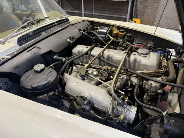 Vintage vehicle Mercedes-Benz 230 SL Pagode W113