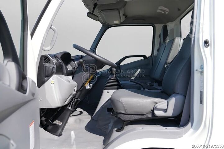 Fahrgestell mit Fahrerhaus Hino 300 917 XLWB