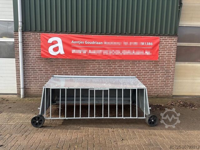 Stallmaschine  Lammeren voerplaats met overkapping