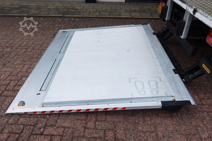 Box body MAN TGL 12.220 Bak + Palfinger klep 1500 KG   € 29...