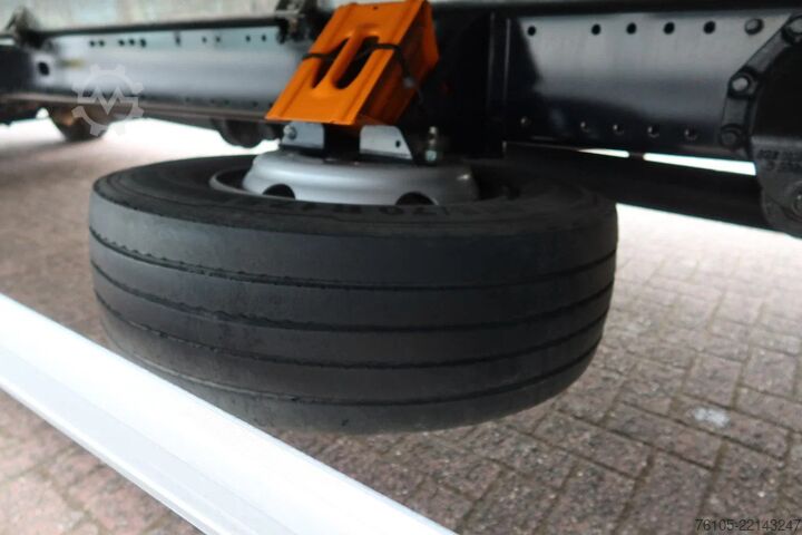Box body MAN TGL 12.220 Bak + Palfinger klep 1500 KG   € 29...