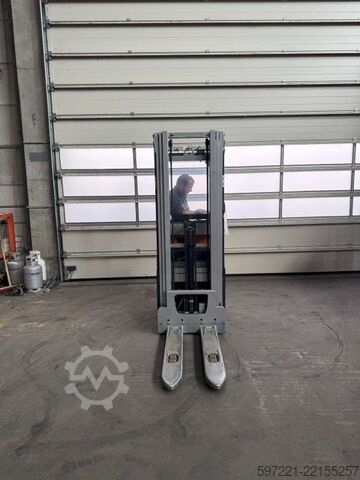 Pallet Stackers Still FXV14N